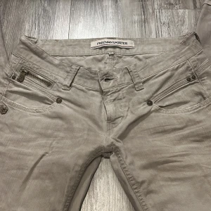 Jeans - Använda fåtal gånger o köpt på en second hand affär💓 hål i ena knät. Waist 28 Så 78 i midjemått. Dom är väldigt lågmidjade💗säljer för 300 nu. Då köparen inte svarar. Och det är fler som är intresserade. 