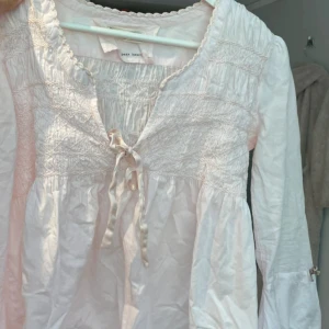 Odd Molly Blus - Säljer rosa Odd molly blus. Den är i toppskick men passar inte mig riktigt🎀💗