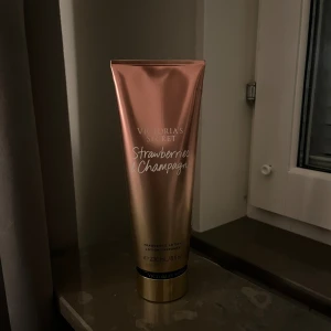 Victoria secret body lotion - Body lotion från Victoria’s secret i doften strawberries & champagne. Den är öppnad/testad men inte mer än så den är även ny.