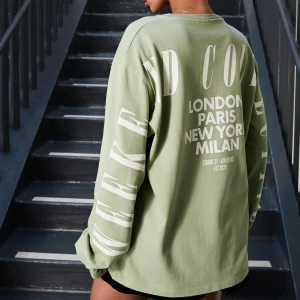 Långärmad t-shirt | ASOS WEEKEND COLLECTIVE 💚 - Salviagrön, långärmad t-shirt i oversize med logga baktill. Aldrig använd.