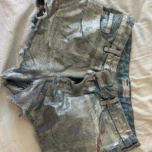 Aldrig använda, snygga glittriska jeansshorts 