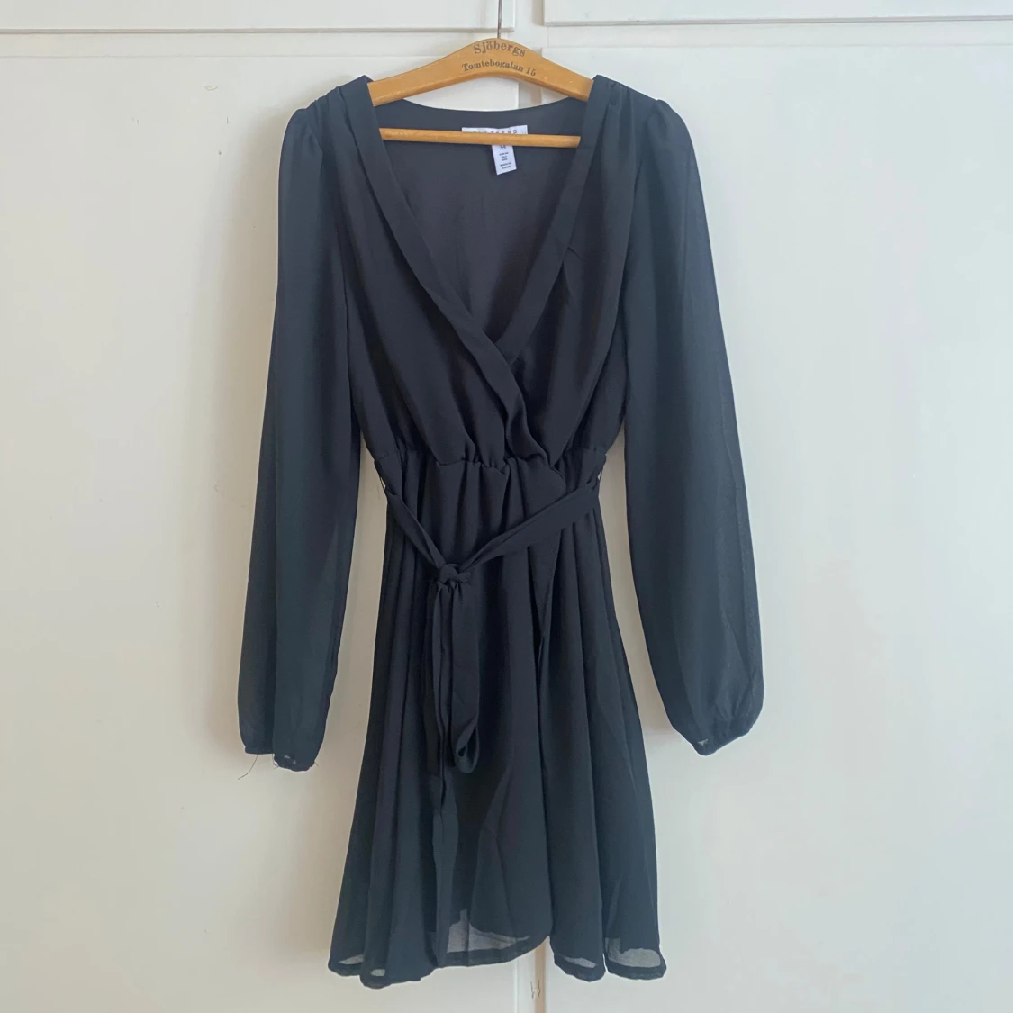 söt svart klänning