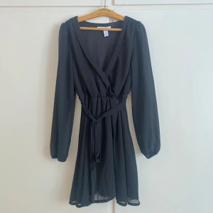 söt svart klänning - super söt svart kort klänning från nelly