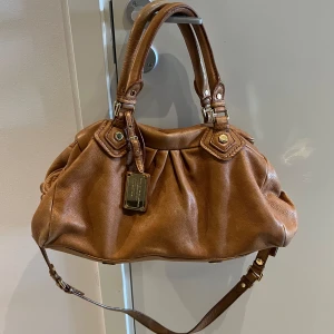 Marc Jacobs väska  - Väskan har kommit till mycket användning men fortfarande i bra skick, skriv för fler bilder på defekter då jag tyvärr inte kan lägga ut mer än 5 bilder på annonsen🩷