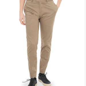 Nya chinos, Filippa K, stl 50 - Helt nya Filippa K Liam sharp greige chinos säljes. Storlek 50. Etikett sitter kvar.  Produkten har utgått men finns att se via länk. Nypris 1400 kr.  https://www.careofcarl.se/sv/filippa-k-liam-sharp-chino-greige