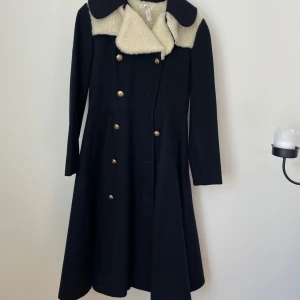 Ida Sjöstedt kappa - Jättefin kappa, sparsamt använd.  En knapp är av men är en reserv som enkelt går att sy på.