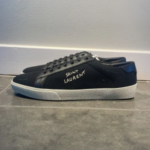 ÄKTA saint Laurent skor - Hej! Säljer nu dessa stilrena och snygga skor från Saint Laurent!🎉 (kvitto finns) Skick: som nya endast testade.Retailpris: Ca 6000kr. Köp för endast:4499kr!😃 Vid frågor eller funderingar är det bara att höra av dig. Priset går att diskutera!💸