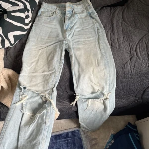 Wide leg  - Säljer dessa wide leg jeans med hål från Gina bra skick 💓