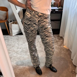 Zara jeans med zebramönster - Säljer dessa zebramönstrade jeans från Zara. Jeansen är strl 38 men sitter snarare som en 36!🫶så snygga och trendiga!
