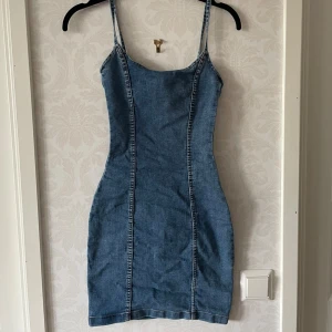 Jeans klänning  - Super fin och unik klänning!