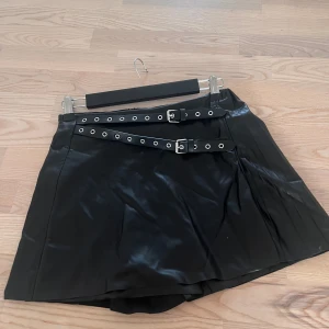 Shorts kjol - Svart shorts kjol i läder 