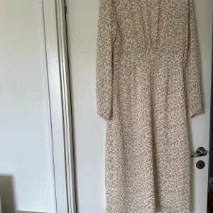 Adoore klänning, storlek S, mycket bra  - Jag säljer en superfin klänning från adoore 💕 jätte fint skick endast använd 1 gång. Lite tajt i storleken.