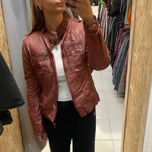 Biker jacket - I skinn, köpt i second hand i Lissabon.  Mörkröd, Bra skick!🤌🏼🤌🏼