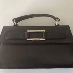 Zara väska - Säljer min Zara väska då den inte används längre. Orginal pris är ca 400kr. Är i ny skick