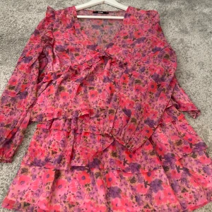 Blommigt sätt från bik bok - Bra skick  Storlek på tröjan L men sitter som en M Storlek på kjol M Kan även sälja kjolen eller tröjan enskilt🌸
