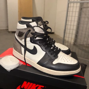Air Jordan 1 mocha  - Selling a pair of Air Jordan 1 Retro High OG ‘Dark Mocha’ in size 8 (EU 41) ✔️ 100% authentic – bought from a legit sneaker reseller with a verified Instagram account and solid reviews ✔️ Worn a few times but still in great condition – no major flaws or damage ✔️ Comes with original box and both black and white laces ✔️ No receipt, but I can show proof of purchase/conversation if needed