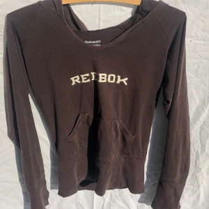Reebok hoodie  - Söt y2k reebok hoodie med luva och figursydd. 