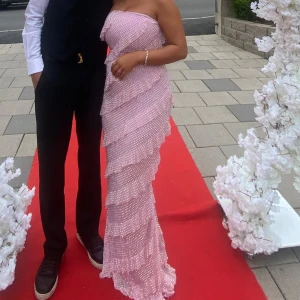 Klänning från oh polly - Säljer denna fina klänningen från ohpolly som är i storlek 10 (uk storlek) för 1200 