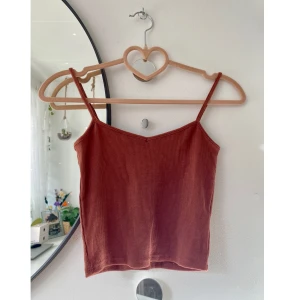 Bundle linnen stl XS - Säljer en bundle med 3 st supersnygga linnen i stl XS. De är i färgerna matt röd, krämvit och svart. Två av dem har spetsdetaljer och rosetter. Från Monki och Pull&bear.  Skriv om du har frågor✨