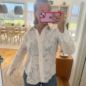 Skjorta från hm - Jättesöt vit skjorta från hm. Storlek XS. Använd ett fåtal gånger. 🤍🤍