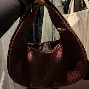 Design by si - väska   - Säljer en helt oanvänd väska från Design by si, ångrade mig i färgval därav ej använd. Säöjer för samma pris jag köpte för.