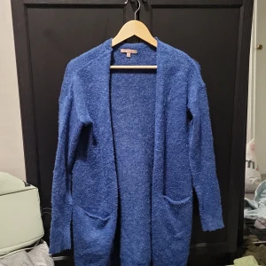 Blå cardigan  - Blå cardigan som är super varm och bekväm, passar till hösten