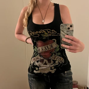 Svart Ed Hardy Linne - Jättesnyggt Ed Hardy Linne i bra skick. Inga defekter. Passar storlek S/M (kanske L men vet inte) 💕 Väldigt stretchig. 