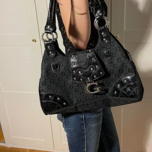 Vintage guess väska - Jätte fin y2k vintage guess väska. Den är äkta och köpt på second hand