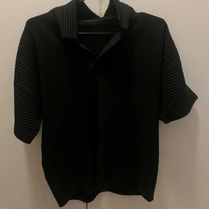 Issey Miyake Kortärmad Skjorta - Issey Miyake Homme Plisse skjorta i bra skick!