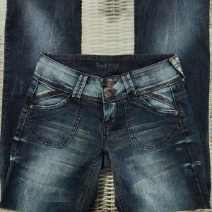 Lågmidjade jeans - Säljer supersnygga lågmidjade raka/bootcut vintage jeans!😍 Önskar de passade, jättebra skick! ✨ Buda ✨ Midjemått: 36 cm Innerben: 80 cm Gren: 19 cm Fotvidd: 20 cm