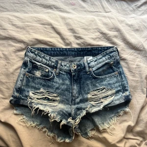 Low waist Jeans shorts  - Sjukt snygga jeans shorts som är storlek 34 men passar som 36 också.  