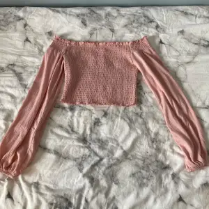 säljer denna fina topp från H&M i storlek XS🤩, den är i bra skick och säljer den pga att jag inte använder den. vid frågor, skicka dm😊