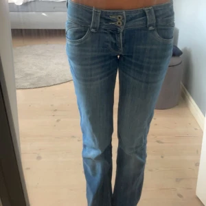 Lågmidjade pepe jeans - Skitsnygga jeans från pepe, säljer så de inte passar mig så bra🩷