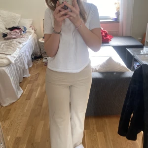 Beige jeans - Säljer dessa supersnygga beige jeans, de är högmidjade och passar tyvärr inte riktigt mig längre💛
