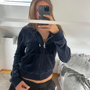 Juicy Couture - Säljer min helt nya sop hoodie från Juicy Couture som är helt oanvänd, endast testad!  Prislappen är kvar! På prislappen är tröjan skriven i storlek L men själv skulle jag säga att storleken är i S! 