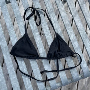Svart bikiniöverdel - Snygg svart bikiniöverdel i trekantsmodell från Na-KD! Storlek XS.