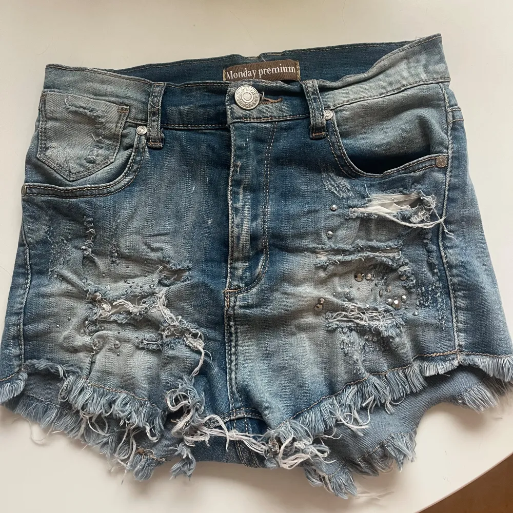 Blåa jeanshorts med pärlor och detaljer! Nytt skick! Priset kan diskuteras, lägg gärna prisförslag💗 Säljes pga inte används. Shorts.