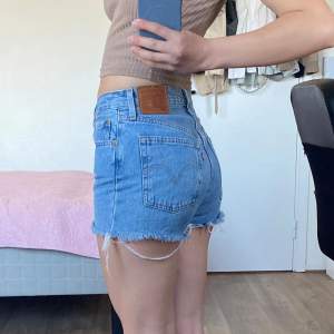 Midwaist Levi’s shorts i mycket bra skick🩷 Du kan klicka på “köp nu”🫶