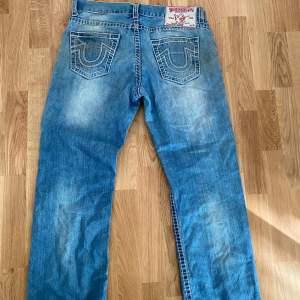 Feta True Religion jeans i bra skick. Aldrig använt själv. 33/34