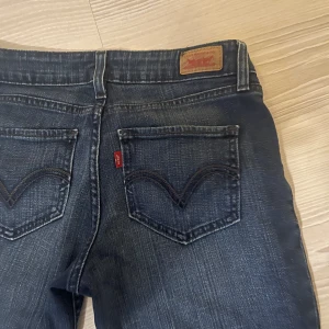 Lågmidjade jeans - Väldigt Lågmidjade jeans ifrån Levis  Storlek 24/30  Skit snygga säljs en längre