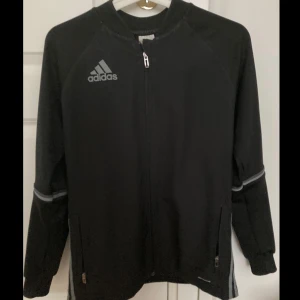 Adidas träningsjacka  - Säljer en svart Adidas träningsjacka som inte kommer till användning längre. Den har inga skador alls och ser ändå bra ut för de som vill ha overzised.