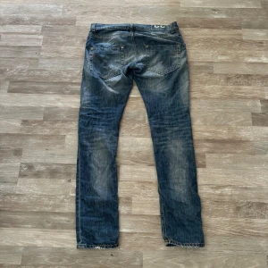 Dondup jeans - Ett par Dondup jeans i storlek 32, väldigt snygga och sköna. Nypris ca 3500kr.