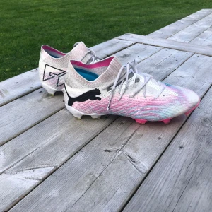 Puma future 7 ultimate fotbollsskor - Endast använd 5-7 gånger, ny pris ligger på 2500kr, storlek 42,5 men passar även 43.