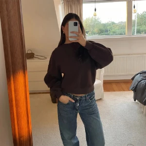 Gina basic sweatshirt  - Säljer samma sweatshirt från gina fast i brun❣️(första bilden är lånad). Använd endast ett fåtal gånger. Säljer då den inte kommer till användning!
