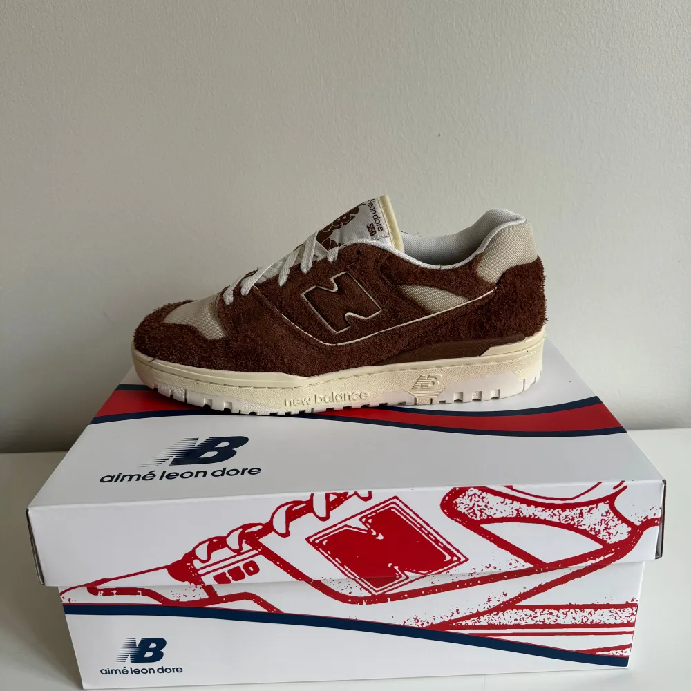 Säljer ett par New Balance x Aimé Leon Dore 550. Passade inte mig, så dem är aldrig använda. Box, snören, tags etc tillkommer. Nypris 1950kr, denna modell/collab är slutsåld.  Storlek 43/US 9.5  Bara att höra av sig för fler frågor eller liknande!. Skor.