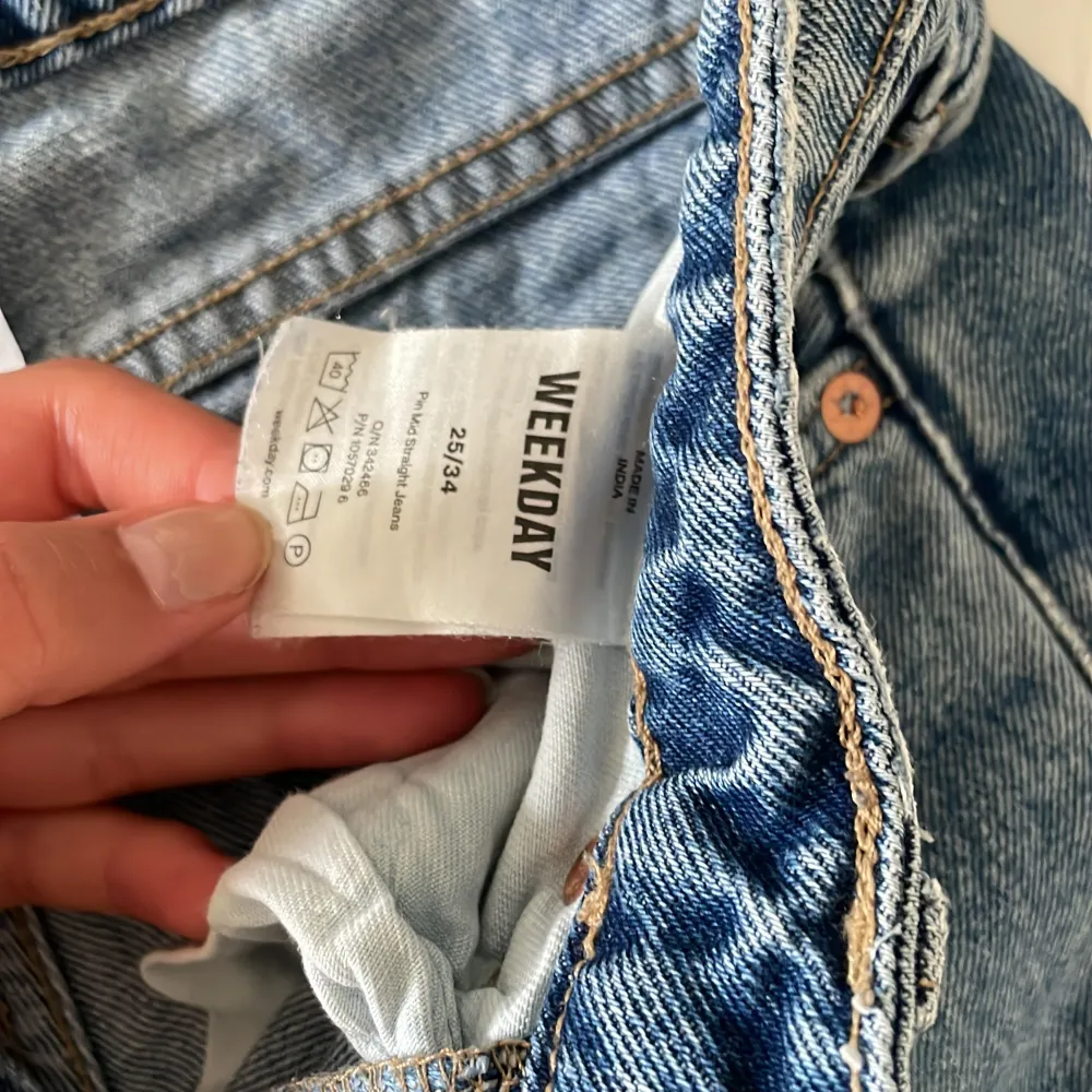 Säljer ett par snygga blå jeans från Weekday. De är i storlek 25/34 och i modellen pin. Tjejen på bilden är ungefär 175. Nypris är 700 men säljer för 150. De är i perfekt skick. . Jeans & Byxor.