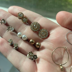 Örhängen guldfärgade - Örhängen. Guldfärgade. Från typ Gina eller Bik Bok tror jag. Skriv för fler bilder. Vissa har blivit lite silverfärgade. 