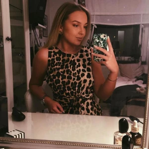 Leotopp  - En fin topp köpt från Zara, varsamt använd. Strl s. Tröjan knytes i midjan med ett band.  Säljer för 130 kr, köparen står för frakten och betalning sker via Swish. Jag kan även mötas upp i centrala Linköping 😌