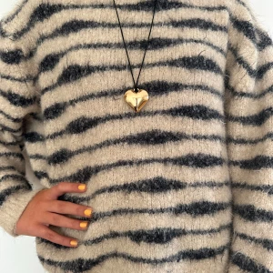 Stickad tröja  - Beige stickad tjock tröja med svarta detaljer. Storlek XL men passar som oversized i mindre storlekar. Skriv för fler frågor eller bilder.