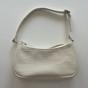 MONKI VÄSKA  - söt väska från monki!! 